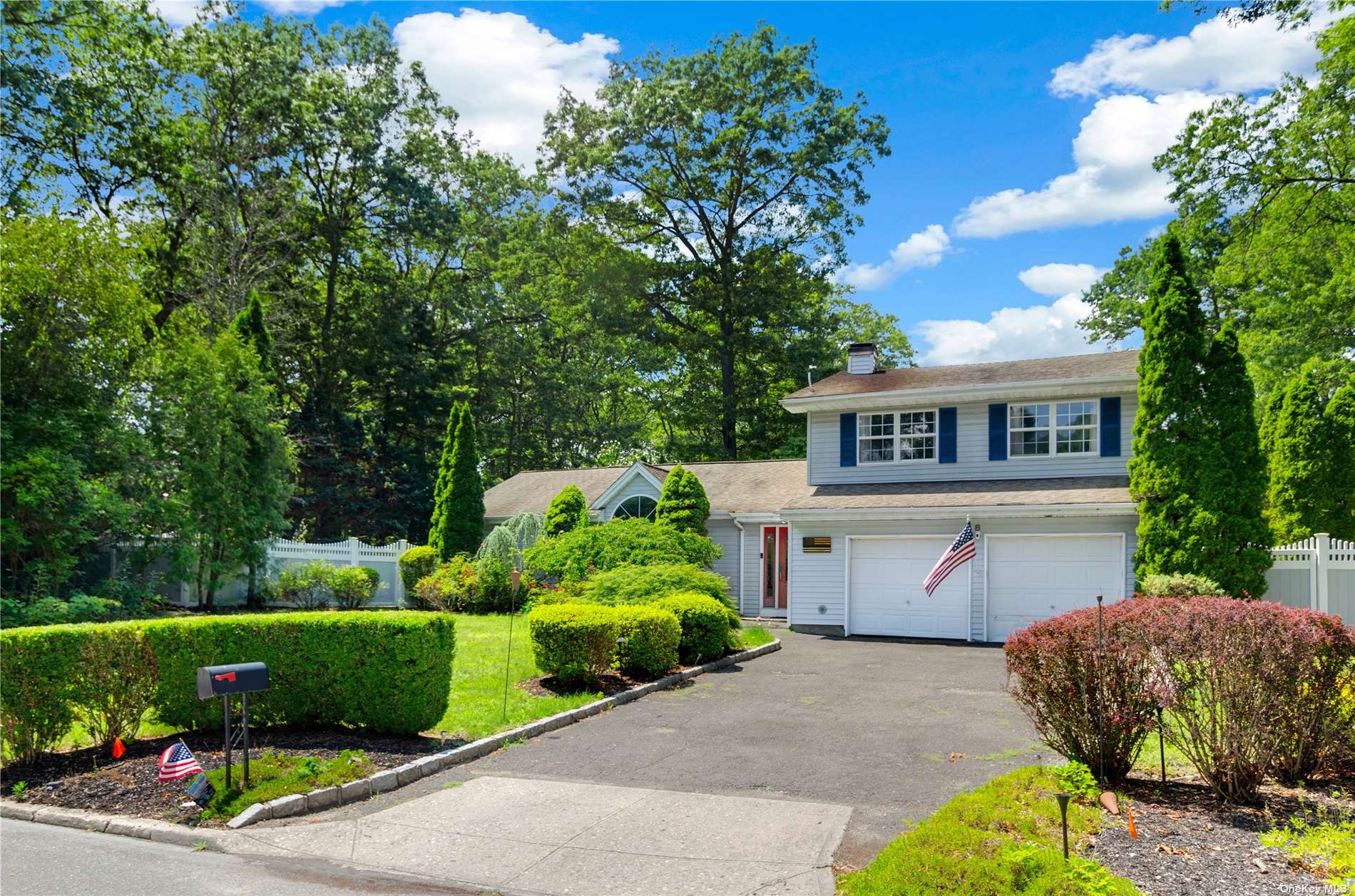 Single Family in Lake Grove - Sandy  Suffolk, NY 11755