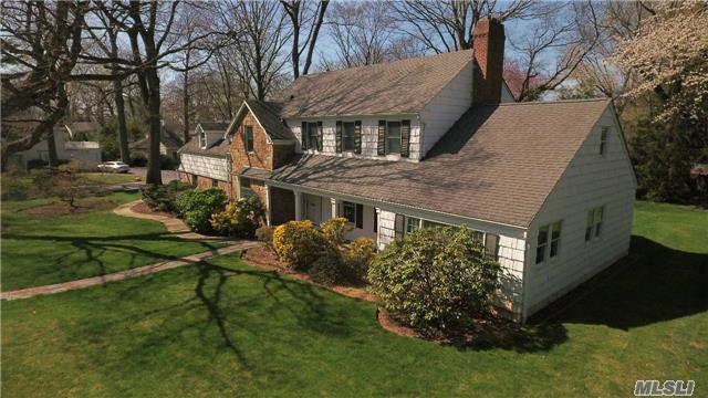 Lake Success Sunny Fieldstone Col.Wonderful Curb Appeal.Grand Entry Foyer.2 Story Skylit Staircase. Formal Lr & Dr.French Doors To Den, Office, Lge Eik, Breakfast Room W/ French Doors To Patio & Private Park-Like Grounds.Hardwd Flrs, Wainscoting & Custom Built-Ins. Wonderful Architectural Features. Country Club Community-18 Hole Golf, Pool, Tennis, Gym, Police.Gn South Sch.