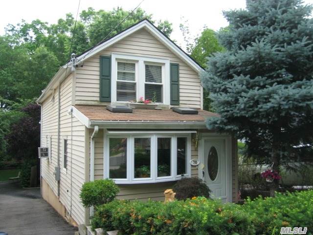 Charming Colonial On Extra Deep Property In The Picturesque Village Of Locust Valley. Formal Lr And Dr, Large Eik W/Granite Countertops Opening Up To Spacious Den With Sliders To Covered Deck. Updated Baths And Large Walk-Out Basement. Within Walking Distance To Shops, Library, Lirr, And In The Award Winning Lv S.D.