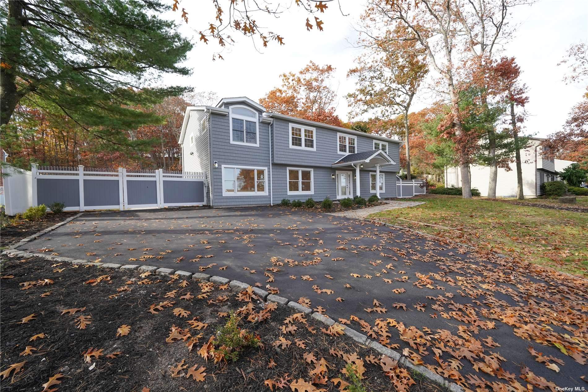 Single Family in Dix Hills - Stonehurst  Suffolk, NY 11746