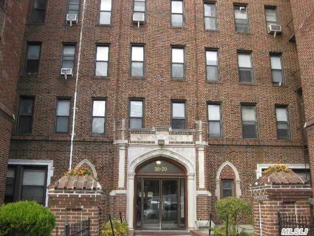 Spacious 3Br Apt. Convenient Location To Lirr, Shopping. Lots Of Closets! Huge Living Area