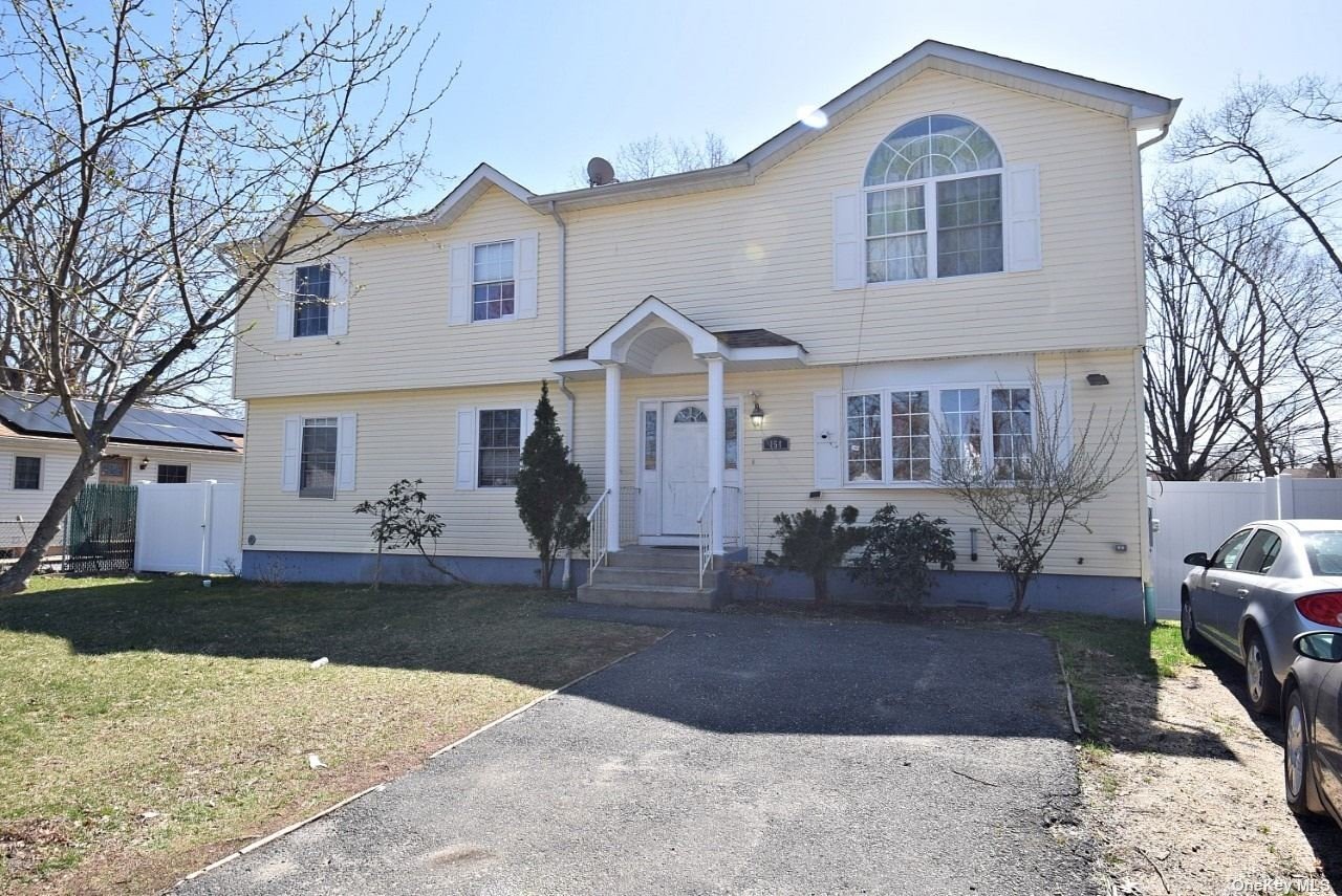 Single Family in Copiague - 42nd  Suffolk, NY 11726