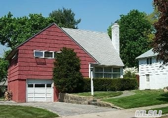 Fabulous Split In Much Sought After Salem Area. 3 Brs,  2.5 Bths,  Dr,  Lrw/Fplc,  Cac,  And Deep Backyard.