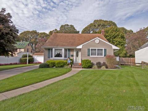 Diamond Split In Prime Sunset City Section. Featuring 1 Layer 10 Yr Old Roof, Cac, Andersen Windows, Eik W/Granite Counters, 3 Brs, 1 New Bath, Lr W/Cathedral Ceilings, Family Room With Ose. Great Yard For Entertaining, Back Patio With Nicolock Pavers And 11 Zone Igs.