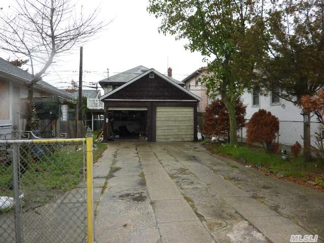 Beachside Empty Lot 30X60 With A Garage On Property. In The Trendy West End.