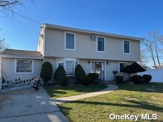 Single Family in North Babylon - Mulholland  Suffolk, NY 11703