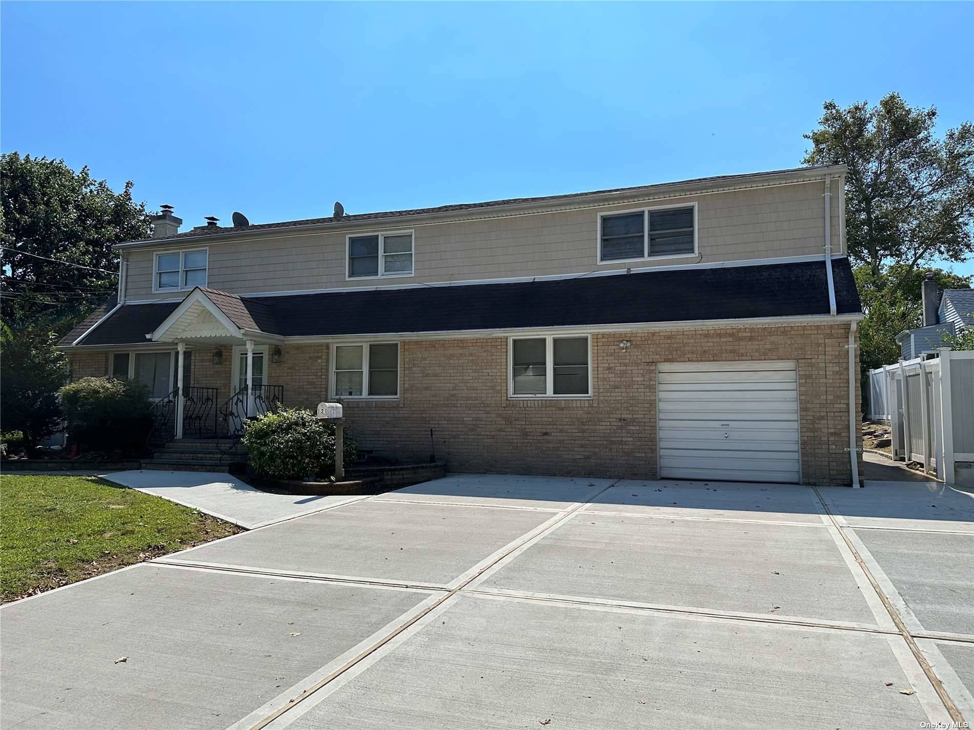 Single Family in Lindenhurst - 44th  Suffolk, NY 11757