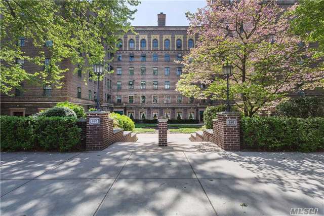 Beautiful High Floor 1Br Co-Op In Pre-War Building Featuring Eik With New Stainless Steel Appliances And Hardwood Floors Throughout. Permit Parking In Adjacent Outdoor Lot. Great Neck Estates Park & Pool Club, Convenient To Town, Shopping & Lirr.