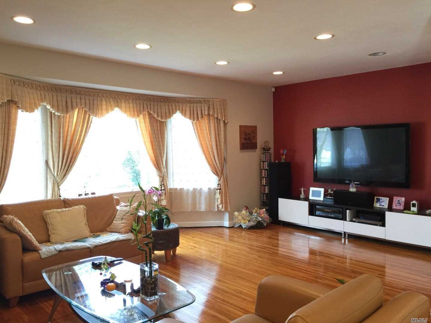 Beautiful And Sunny, Very Well Maintained. Near Qcc, Q27 & Q12 Bus. Easy Access To Highways.