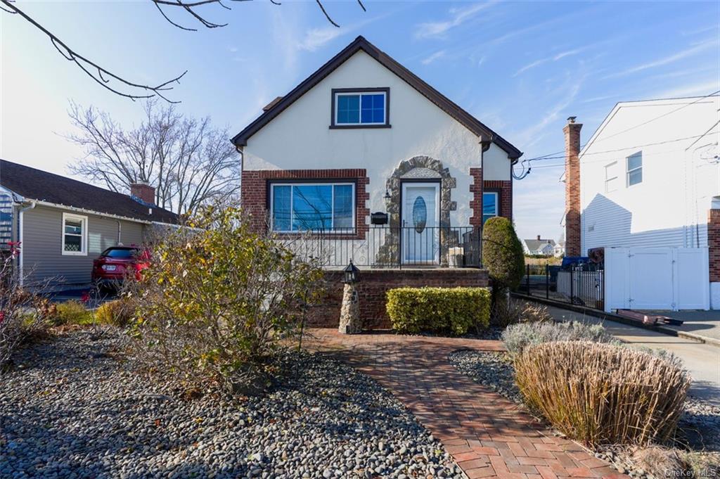 Single Family in Massapequa - Alhambra  Nassau, NY 11758