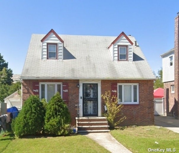 Single Family in Cambria Heights - 225th  Queens, NY 11411