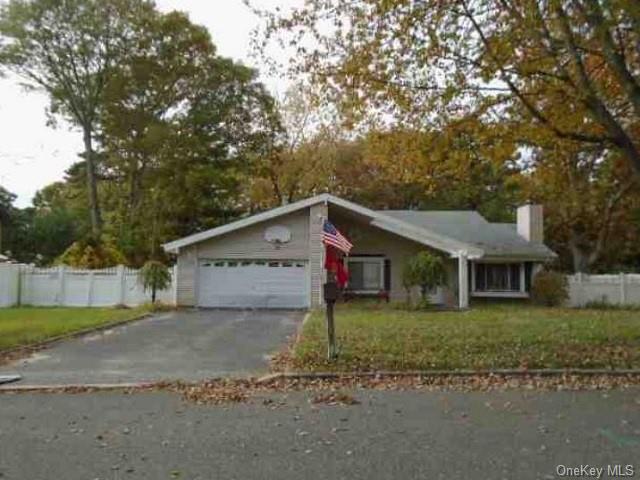 Single Family in Coram - Glenmere  Suffolk, NY 11727