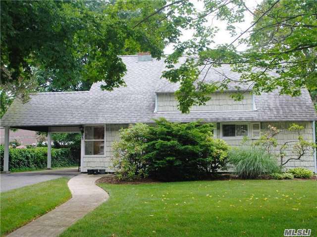 Calling Brenda And Eddie. The Village Green And Our Italian Restaurant That Inspired The Songs Is This Neighborhood. Classic Levittown Home Original Floor Plan, Flat Backyard, Bonus Room/Attic Can Become 4th Bedroom, Central Block Location, Close To Shopping (Broadway Mall) And Parkways, Long Island Rail Road Rocket Train To Penn Station.