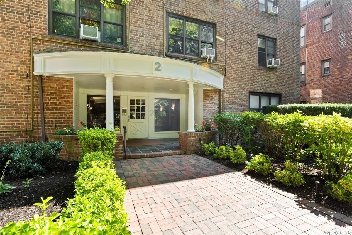 Coop in Great Neck - Townhouse  Nassau, NY 11021