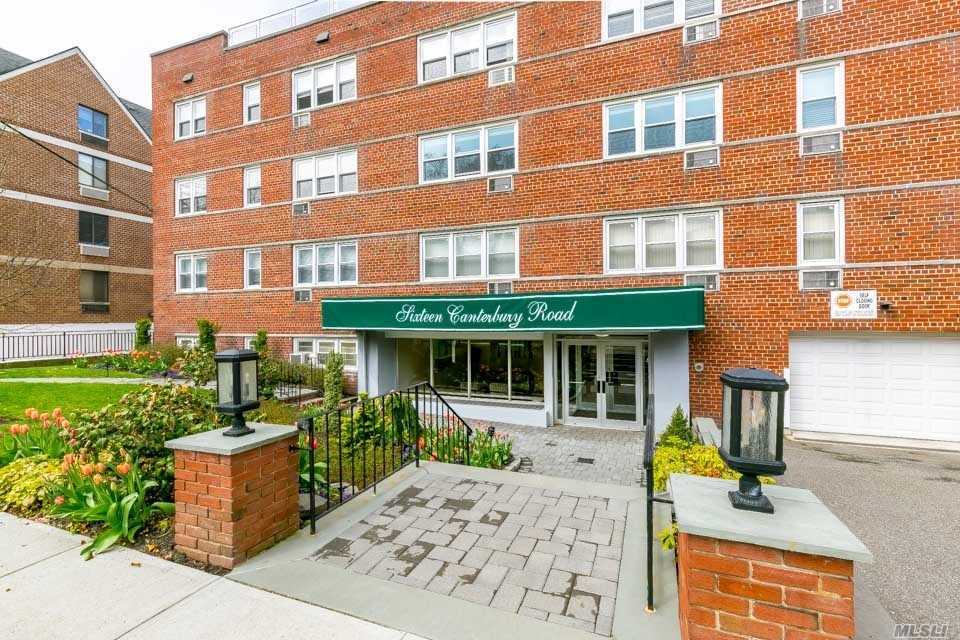 1st Time On Market! Spacious Open Floor Plan With Fabulous Park Views. Hardwood Floors. Indoor Parking $100. Outdoor Parking $85.00. Within Close Proximity To Town, Parks, Lirr And Shopping