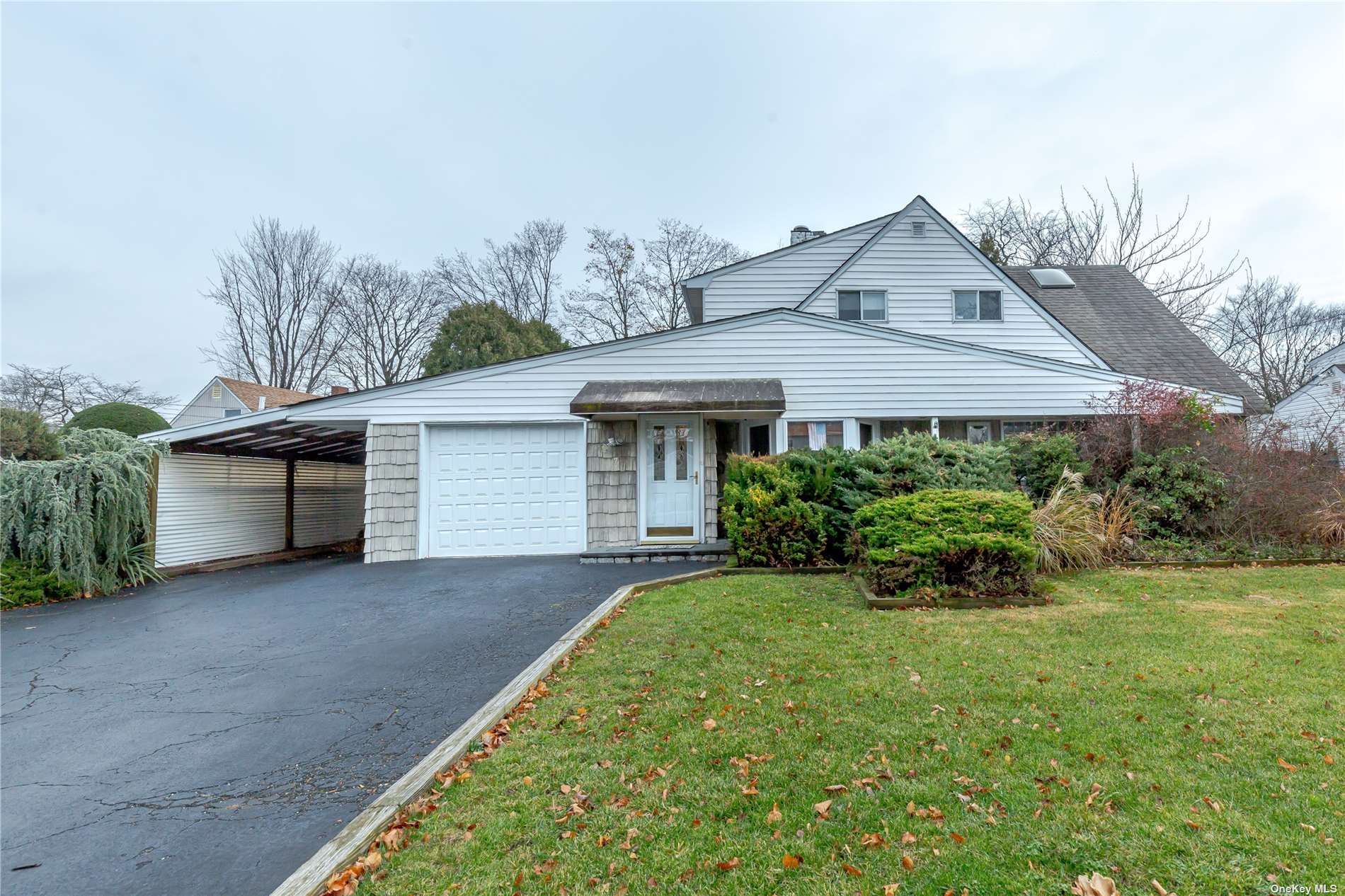 Single Family in Levittown - Topper  Nassau, NY 11756