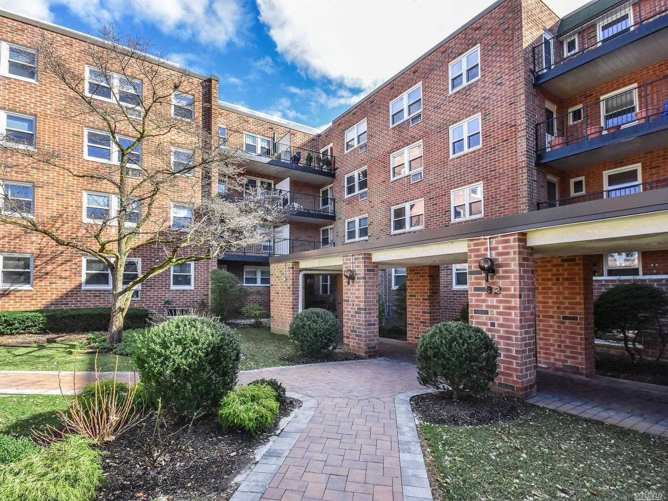 Spacious And Sunny 1 Br Unit Boasting Large Foyer W/2 Closets + Another Closet Suitable For An Office, Lr/Dr, Eik With Walk-In Pantry, Master Suite With Walk-In Closet And Full Bath.Beautiful Wood Floors. Common Charges Do Not Include Star.