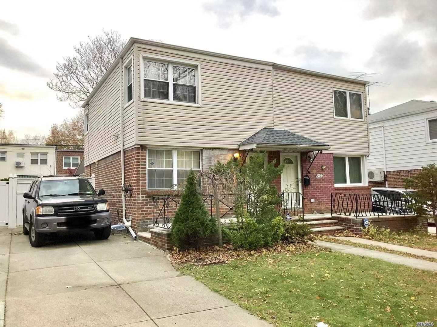 26 School Dist, Next To The Cunningham Park, hiking course in the front, very quiet tree lined neighbor,  2Bedroom 1.55Bathrooms, Central Air, Slide Door To Backyard, Private Driveway, Finished Basement With 0.5 Bathroom, Washer And Dryer