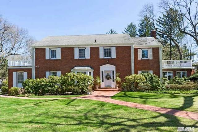 Pristine Brick Center Hall Colonial In Strathmore Vanderbilt Big Nine Features Large Entry Foyer,  O'size Lr W/Bay Window & Gas Fireplace. Formal Dr,  Spacious Kitchen W/Brkrm O'looking Expansive Yar. Sun-Drenched Famrm + Den/5th Br W/Priv Bth + Pwdrm On 1st Fl. 2nd Fl: Lrg Mbr W/Luxurious Mbth + 3 Generous Brs & Hall Bath. Full Basement,  Cac,  Gas Heat,  2 Car Garage...