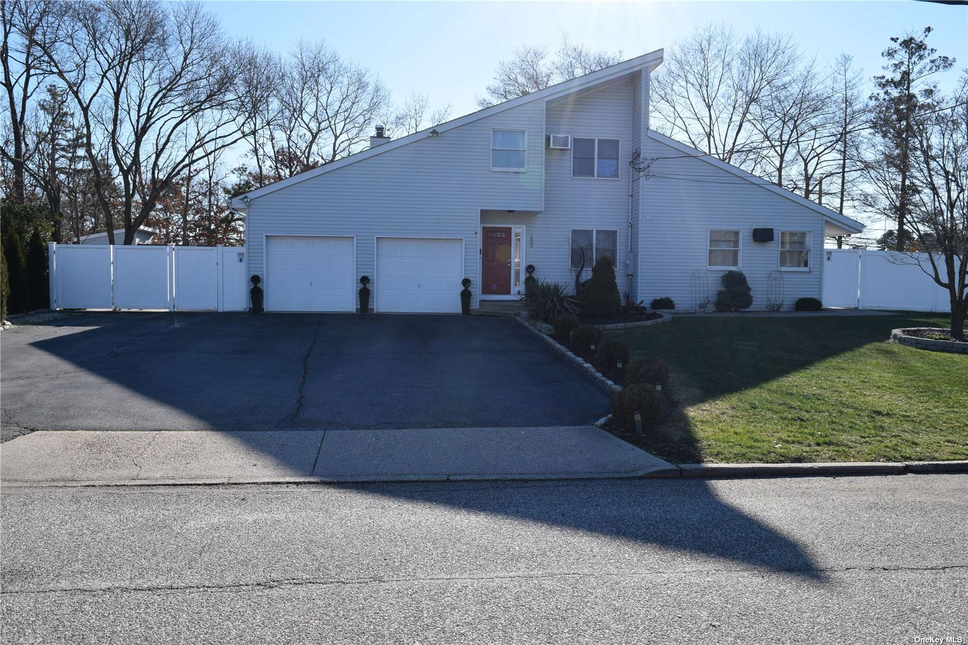 Single Family in Medford - Lad  Suffolk, NY 11763