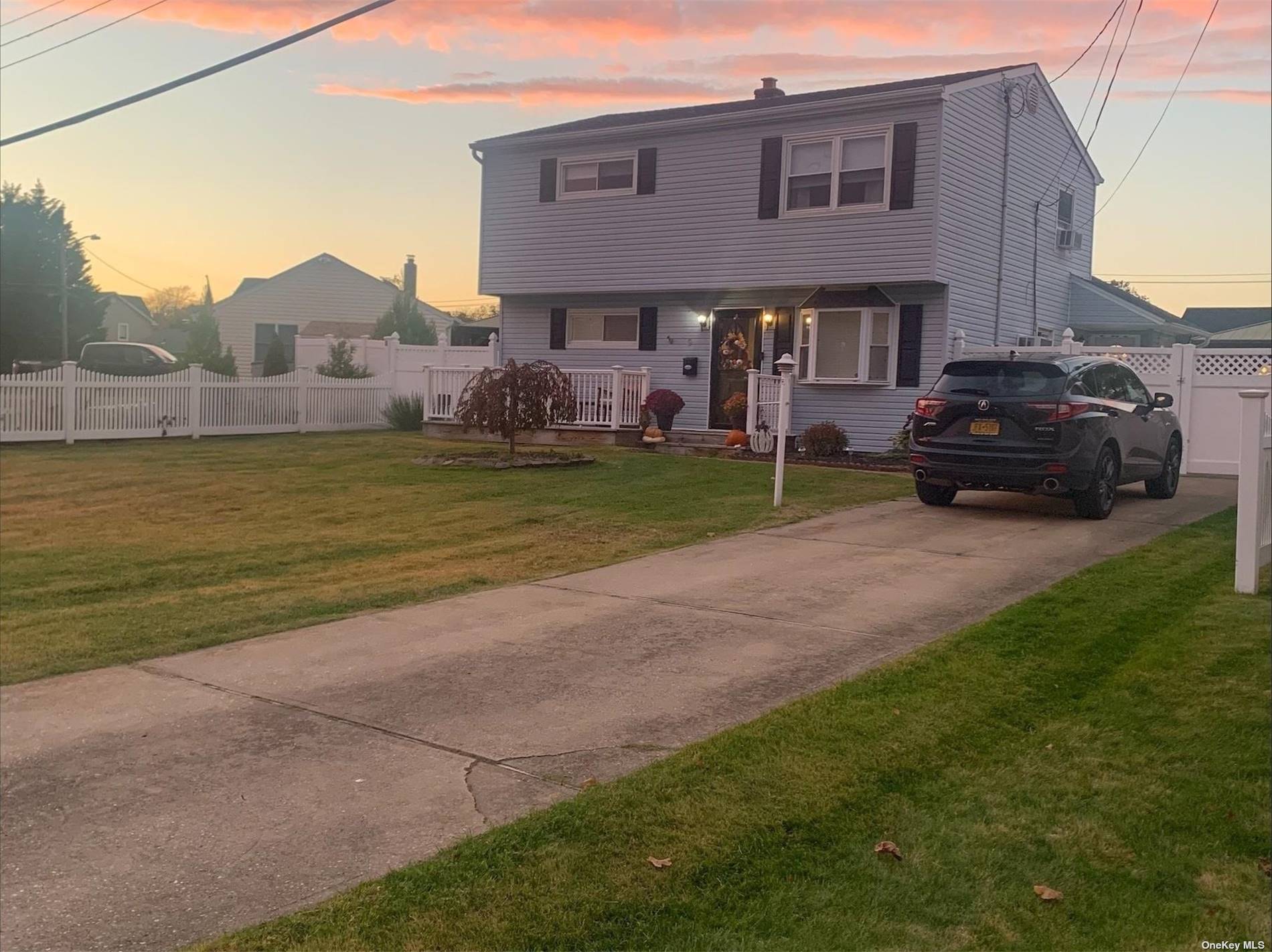 Single Family in Oakdale - La Salle  Suffolk, NY 11769