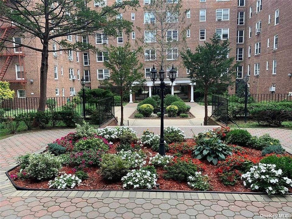 Apartment in Forest Hills - 63rd Dr  Queens, NY 11375