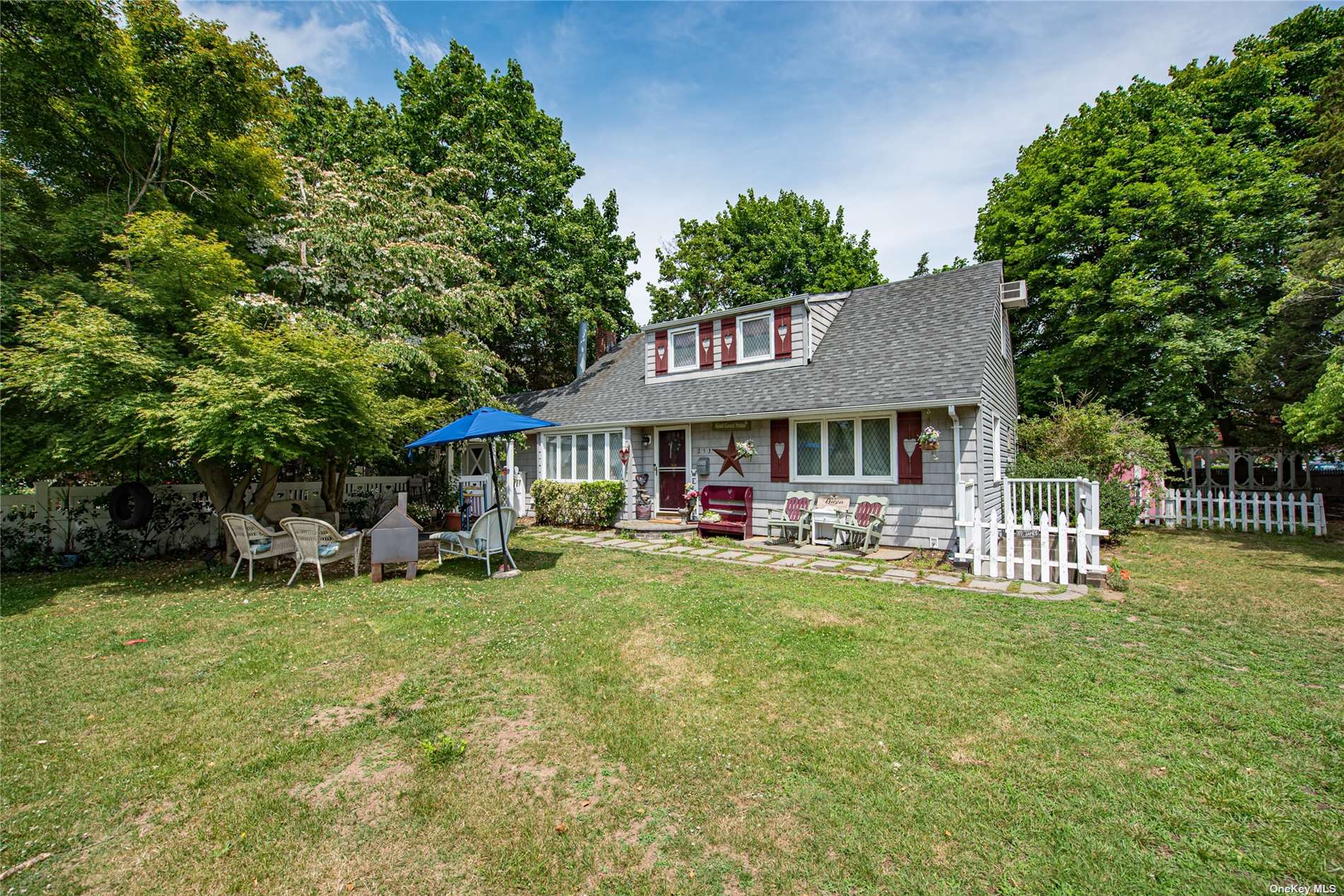 Single Family in Saint James - Woodlawn  Suffolk, NY 11780