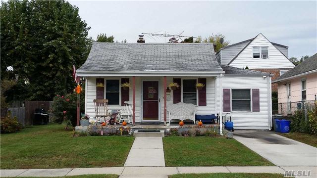 Lovely Ranch In Scenic Orchard Beach Area Of Manorhaven On A Large Property. It Features Vaulted Ceiling In The L/R And Kitchen With A Skylight, Updated Kitchen, Mbr/Mbth, 2nd Br Has Full Bath, Stairs To Loft, Hw Floors, 4 Zones Heating & A Large Backyard. There Is Already Gas In The House Used With The Stove And Dryer. Low Taxes!! Occupancy Is Flexible!!