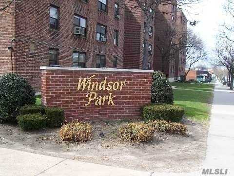 Nice 1 Bedroom, 1 Full Bath Apartment in Windsor Park. IG Olympic Size Pool, Professional Tennis Court and much more! Close to Schools, Transportation and Shopping. A Must See!