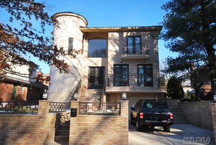 A True Showcase, Modern Piece Of Art.Architectuly Designed W/Too Many Features To List.Porcelaine Floors On The Main Level.An Exceptional Round Skylight Above The Spiral Staircase Gives The House A Breathtaking Look!Must See!