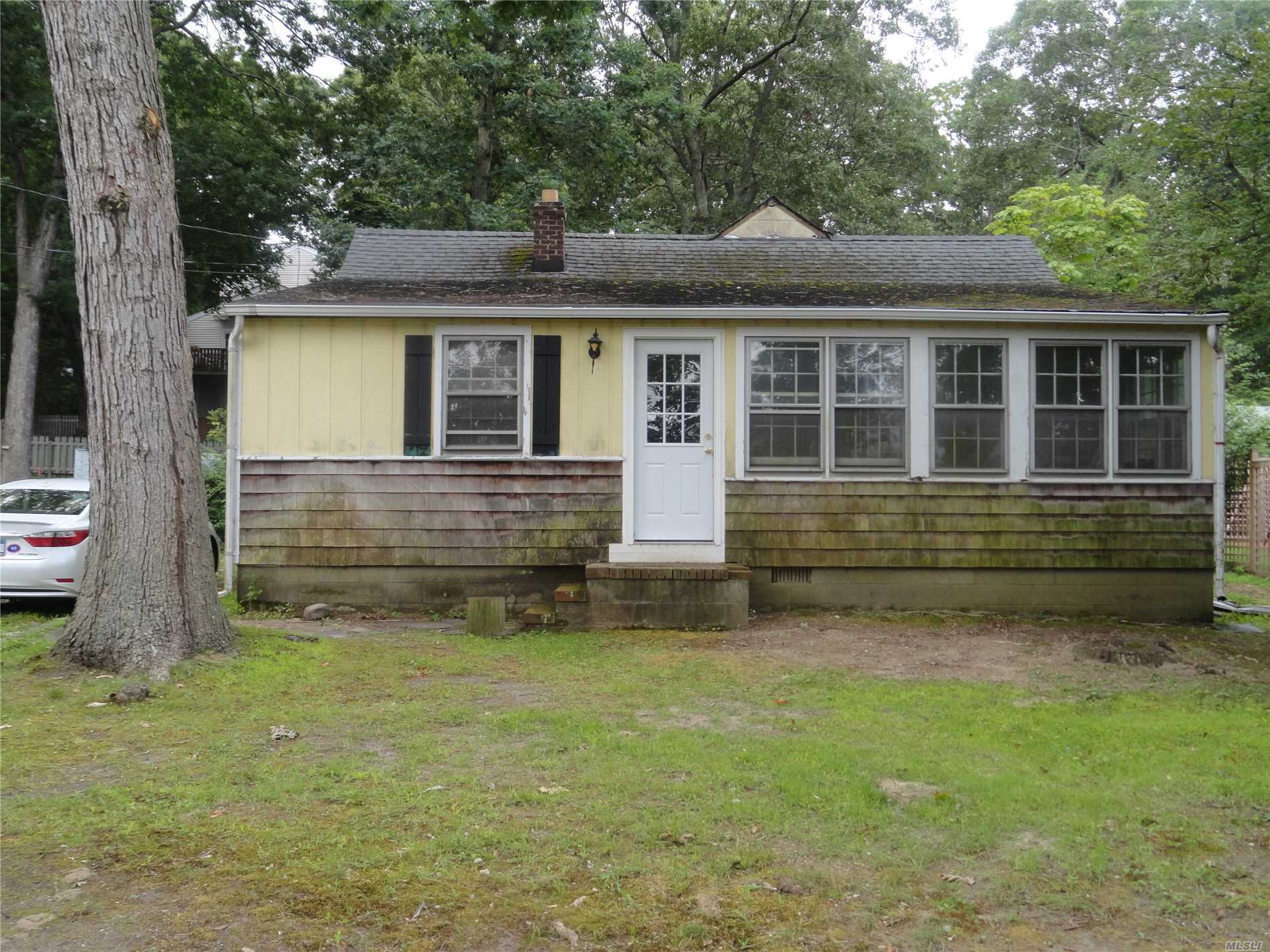 Fixer Upper - 1-1/2 Story Cottage With Partial Waterview Of Goose Creek; Deeded Access To Beach & Boating; Private Hoa. Living Room W/Fpl, Eik, 2 Bedrooms, 1 Bath On The First Floor. Second Floor Has A Bedroom And Small Loft Area. Enclosed Porch, Patio, Detached 1-Car Garage.