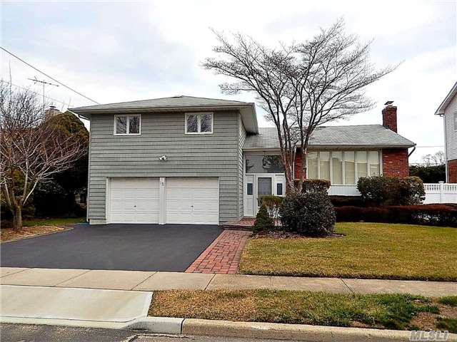 Expanded Split In Mid Block Location..Updated Eat In Kitchen/Granite Counters/Ss Appliances, 4/5 Bedrooms..2.5 New/Updated Baths..Large Family Room/Fireplace. 4th Bedroom/Office..2nd Den Or 5th Bedroom, Gas Heat And Cooking..Central Air..Security System..Underground Sprinklers. Many Extras. Syosset Sd#2.Near Shopping..Parks..Golf Courses..Highways..Railroad. Just Move In!