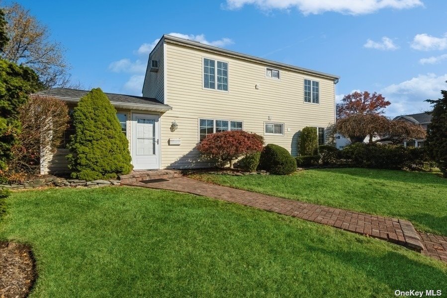 Single Family in Hicksville - Ball Park  Nassau, NY 11801