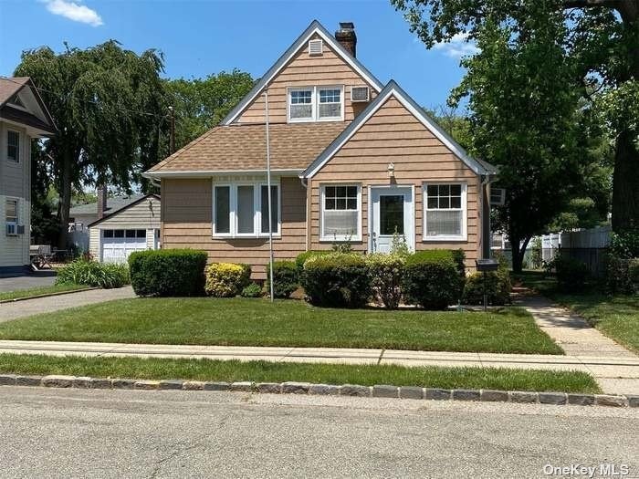 Single Family in Albertson - Bagley  Nassau, NY 11507