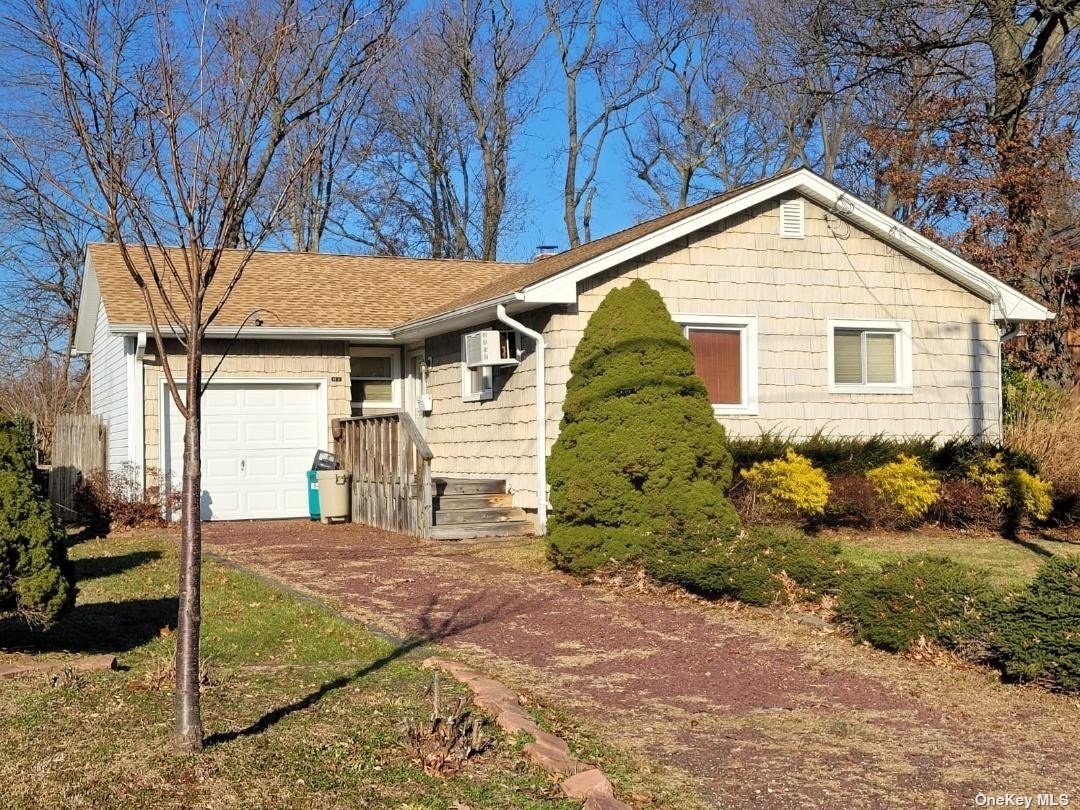 Single Family in Huntington Station - 15th  Suffolk, NY 11746