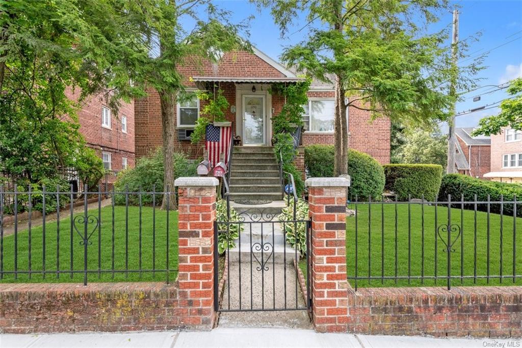 Single Family in Bronx - Lydig  Bronx, NY 10461