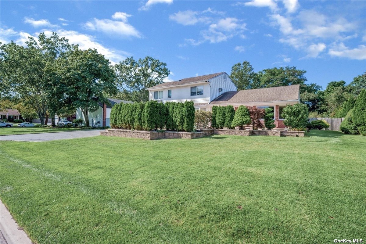 Single Family in Smithtown - Bezel  Suffolk, NY 11787