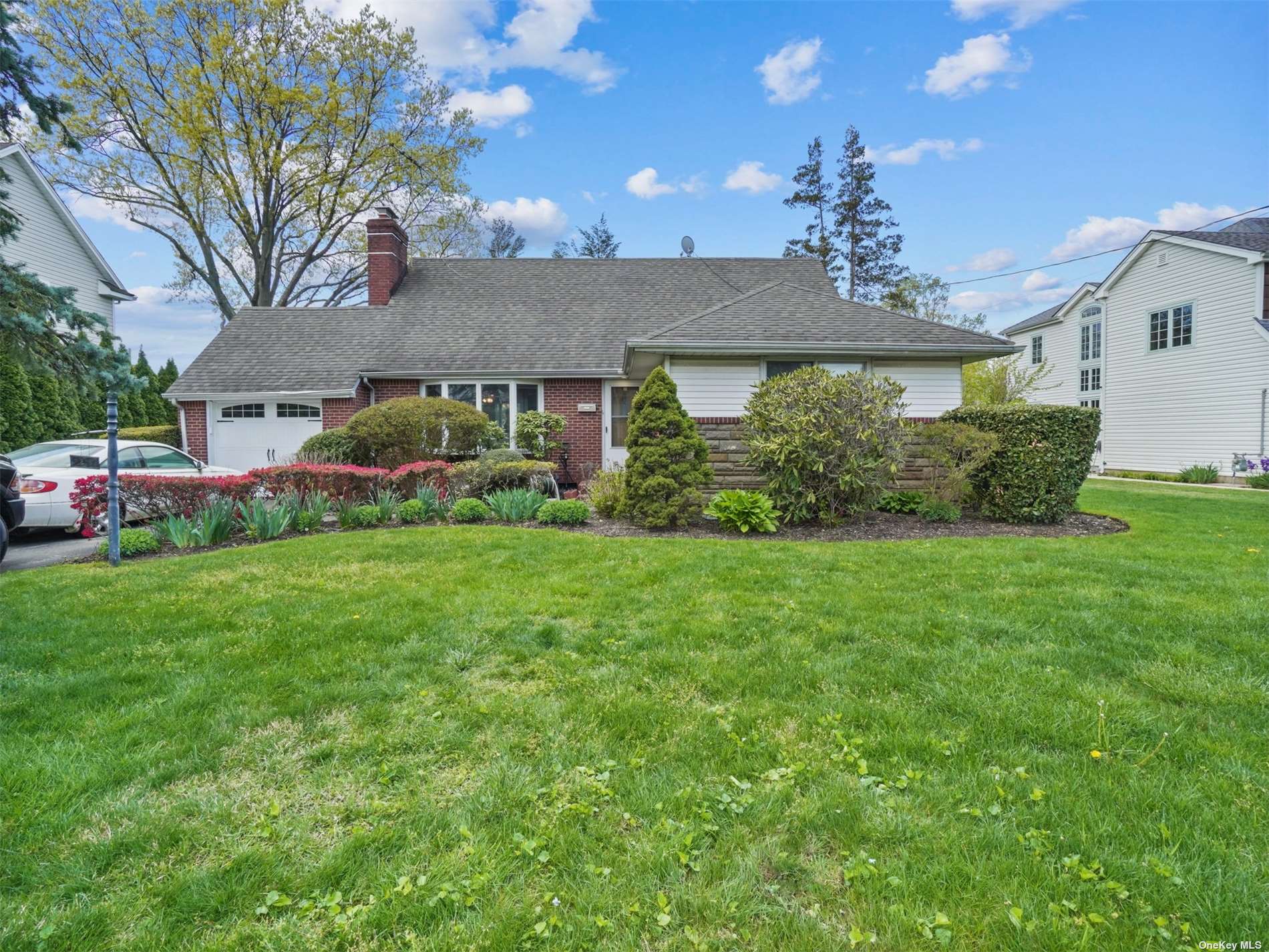 Single Family in Garden City - New Hyde Park  Nassau, NY 11530