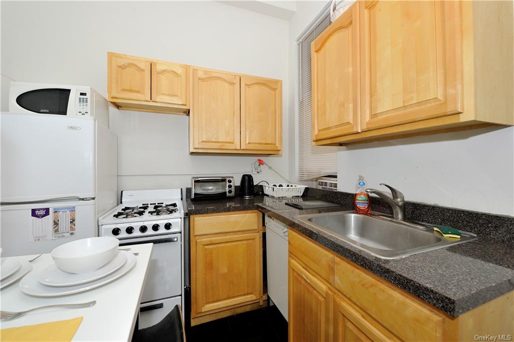 Apartment 45th  Manhattan, NY 10036, MLS-H6265170-14