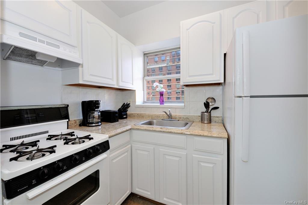 Apartment 37th  Manhattan, NY 10018, MLS-H6265189-14