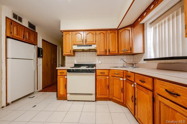 Single Family Delanoy  Bronx, NY 10469, MLS-H6266416-16