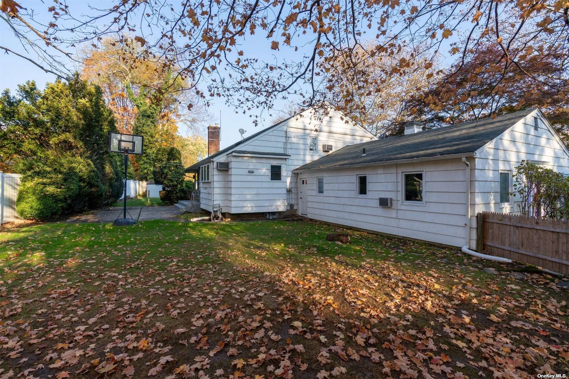 Single Family Strawberry  Suffolk, NY 11743, MLS-3516752-16