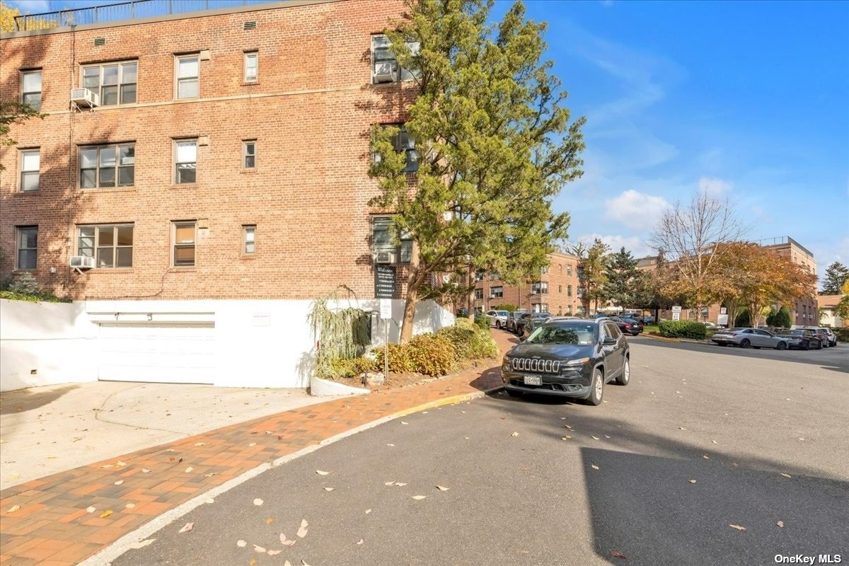 Coop Townhouse Place  Nassau, NY 11021, MLS-3516643-18
