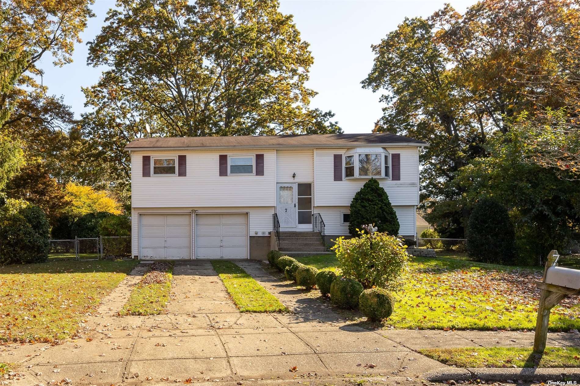 Single Family Sun  Suffolk, NY 11717, MLS-3514023-2