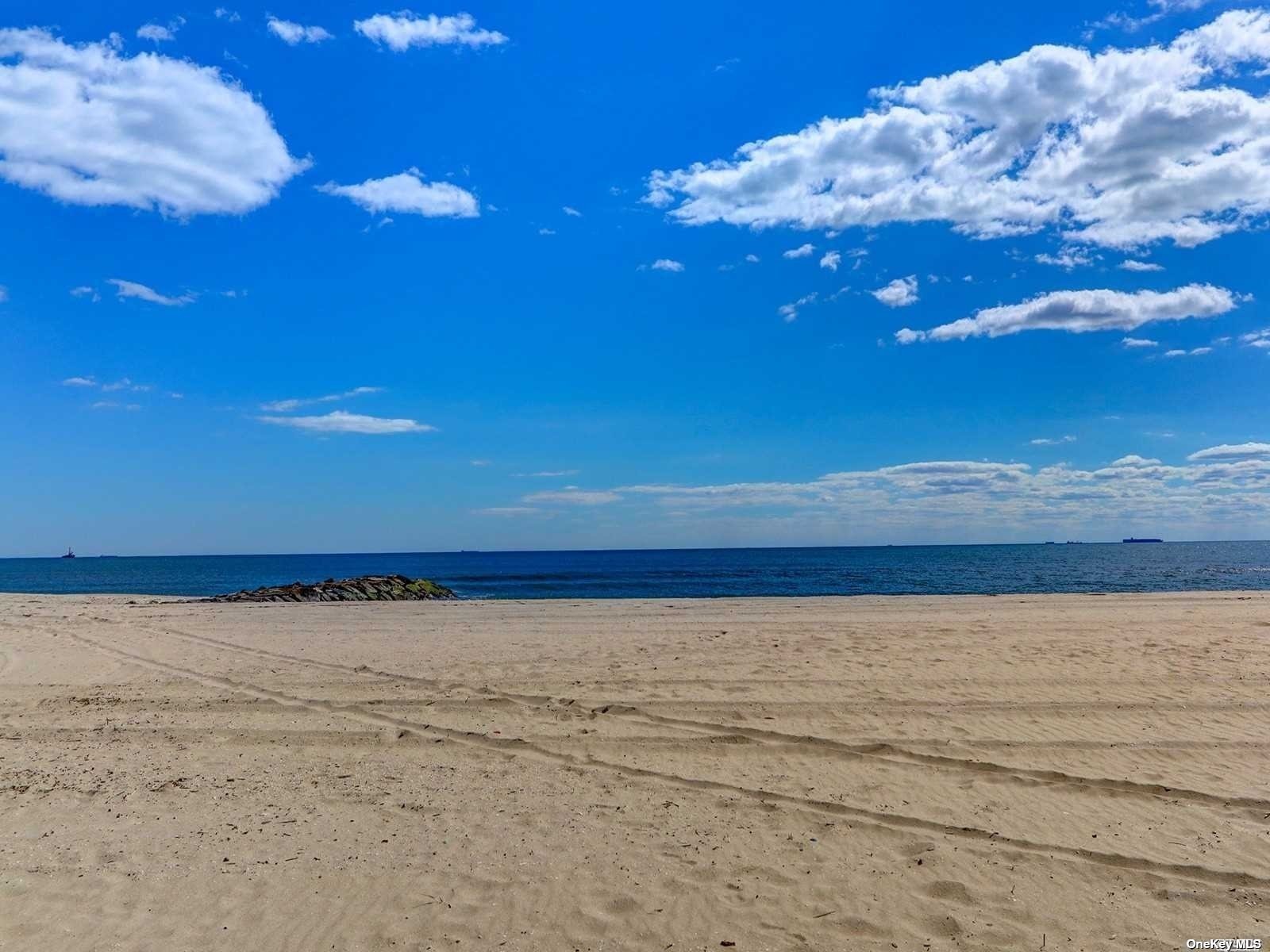 Apartment Oceanfront  Nassau, NY 11561, MLS-3477134-2