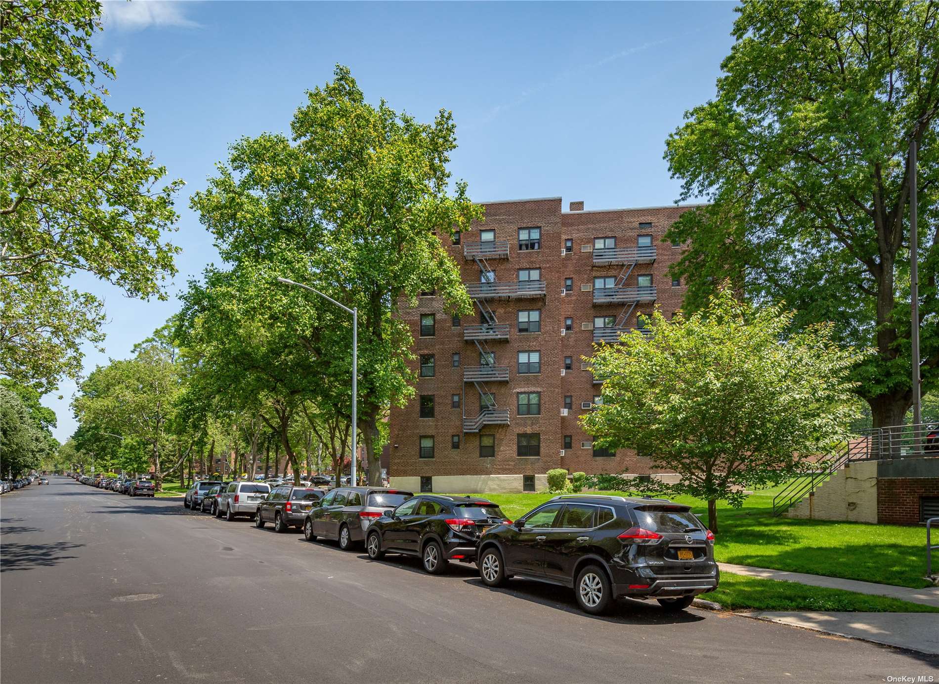 Apartment 75th Ave  Queens, NY 11364, MLS-3484472-24