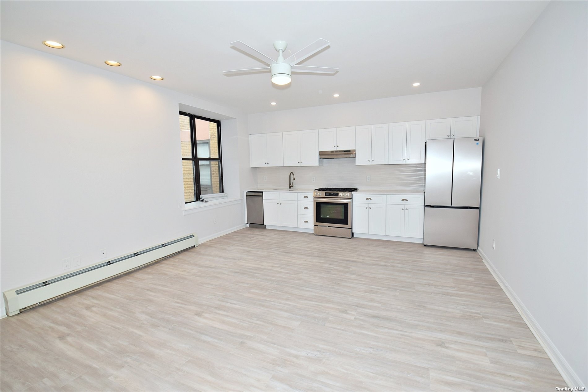 Apartment Broadway  Nassau, NY 11561, MLS-3516039-4