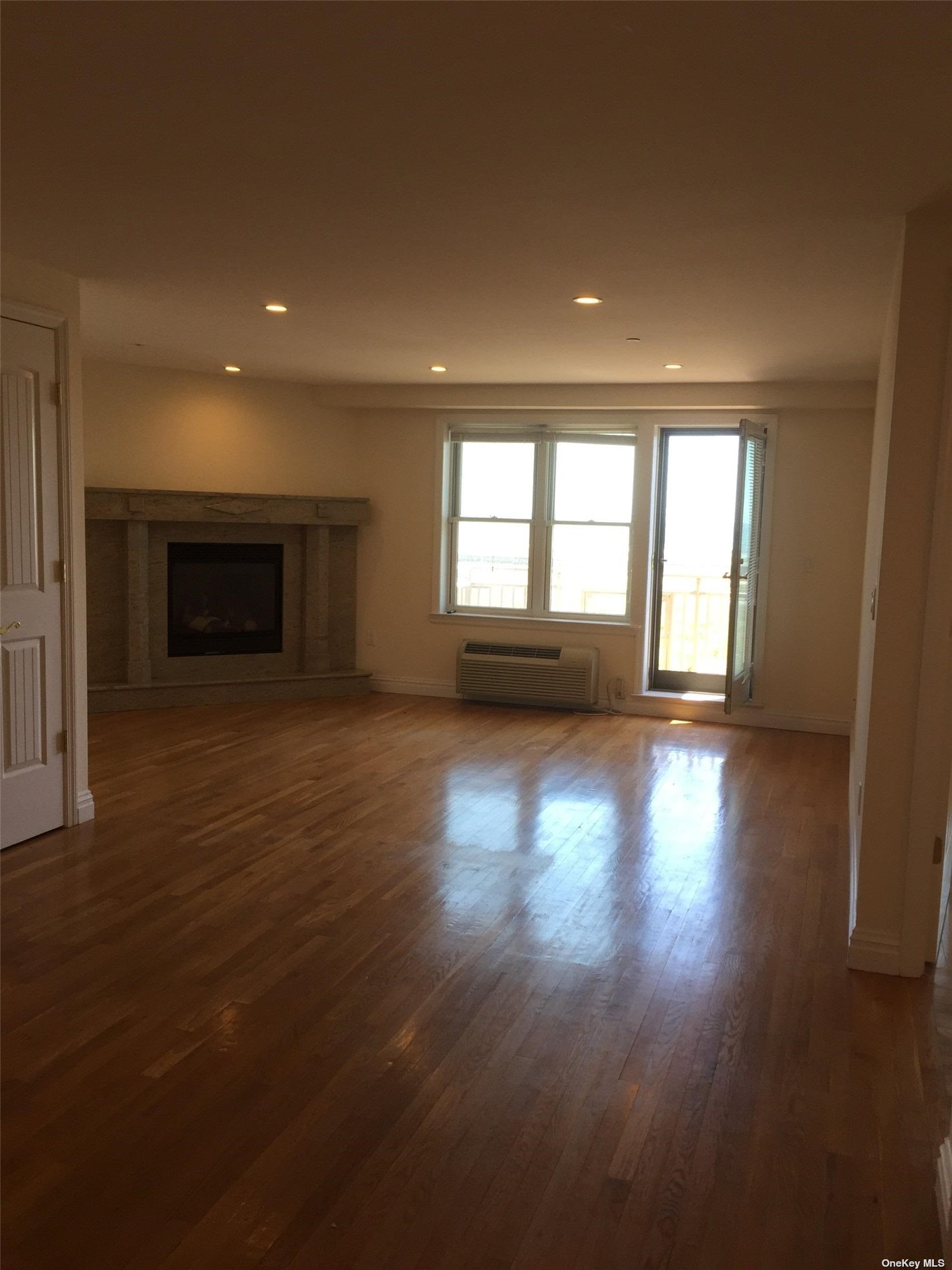 Apartment Broadway  Nassau, NY 11561, MLS-3520469-4