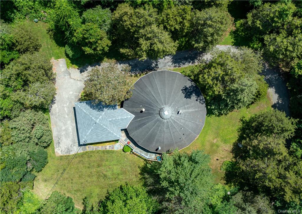 Birds-eye view of the home site accents the circular shape.