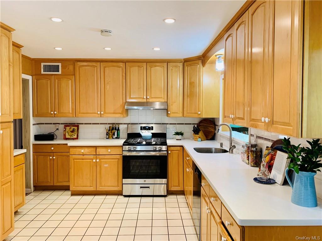 A kitchen with great counter & cabinet space that the chef of the house will appreciate.
